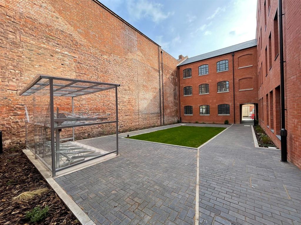 Property photo 1 of 8 Courtyard 1.Jpg