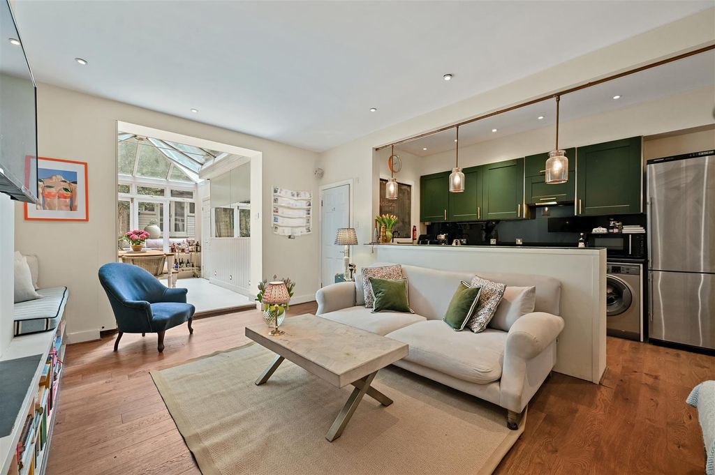 Property photo 1 of 11 Bolingbroke Road