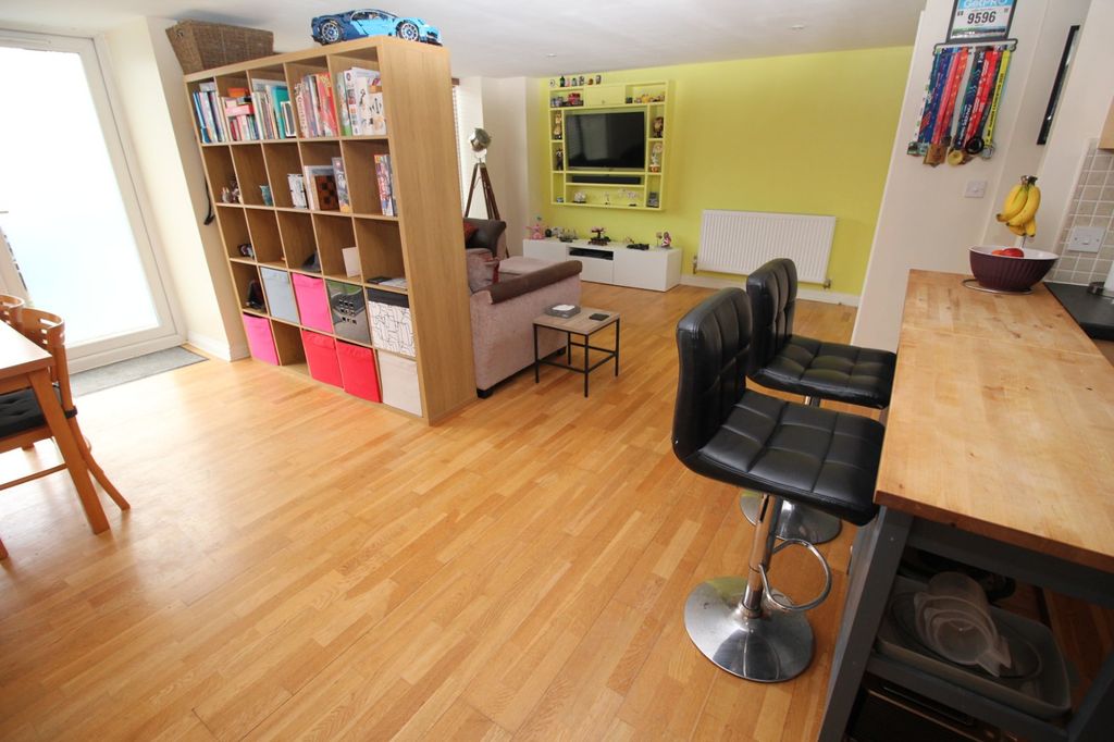 Property photo 1 of 11 Living Room