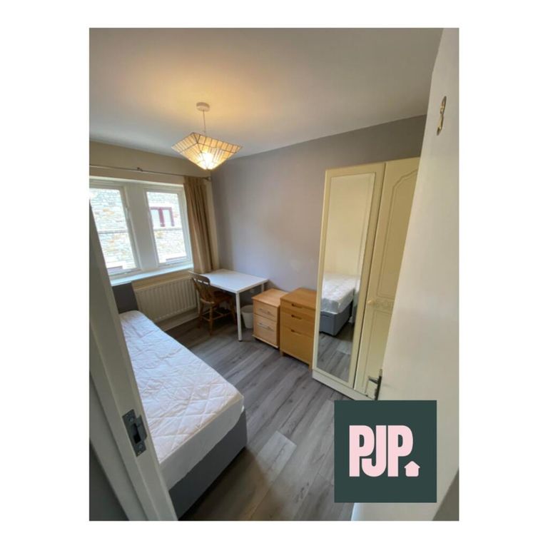 Property photo 2 of 6 Bright And Inviting Double Bedroom Featuring Ample...