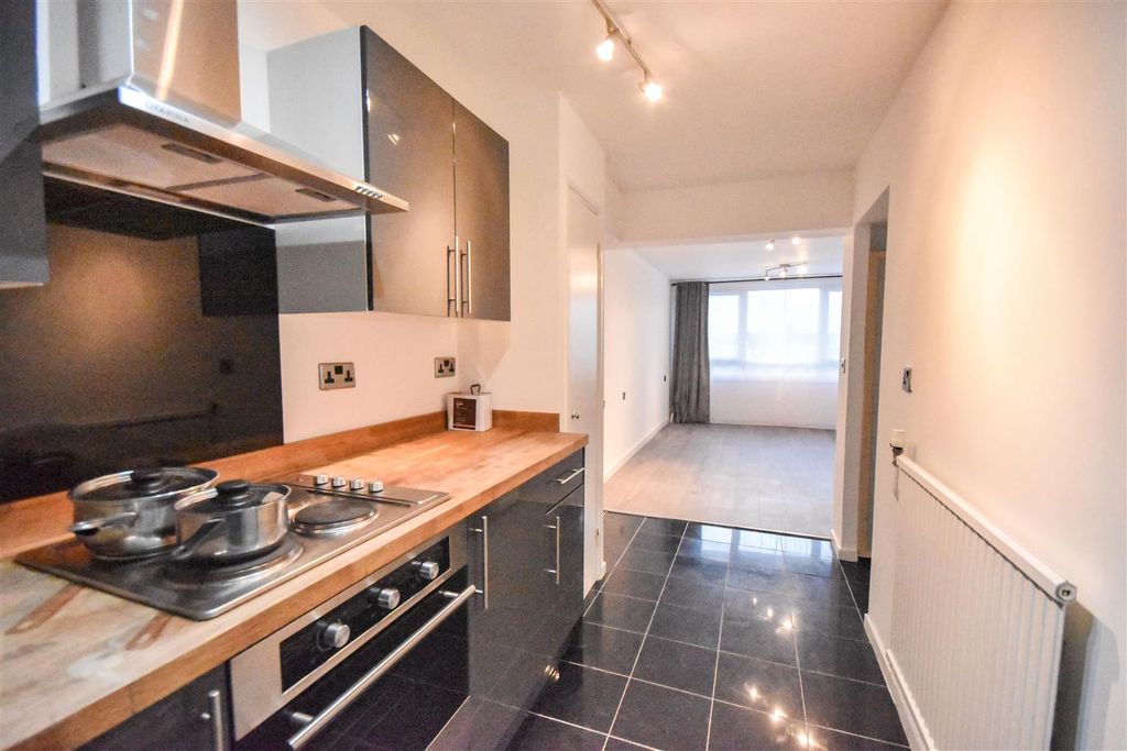 Property photo 3 of 19 Kitchen Open Plan