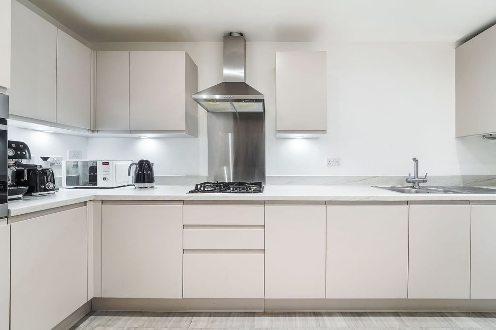 Property photo 2 of 11 Galatea Way, Epsom - Kt19 9Gf