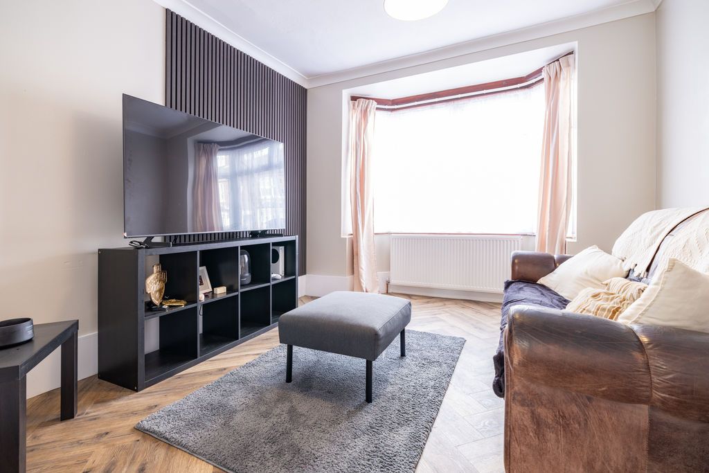 Property photo 3 of 20 Lounge