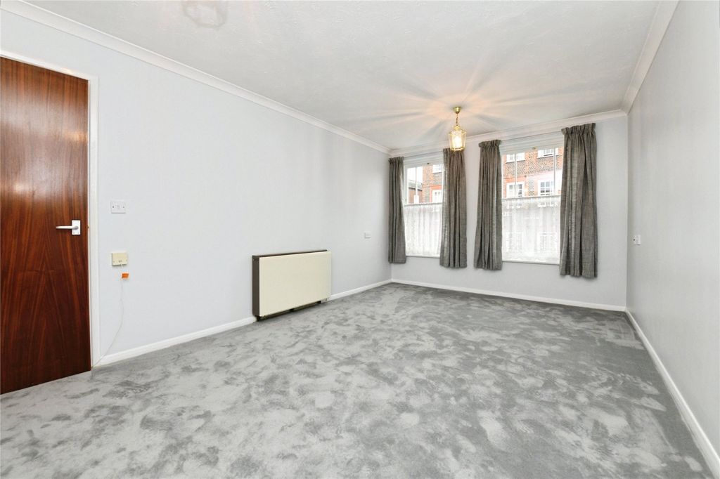 Property photo 1 of 12 Lounge