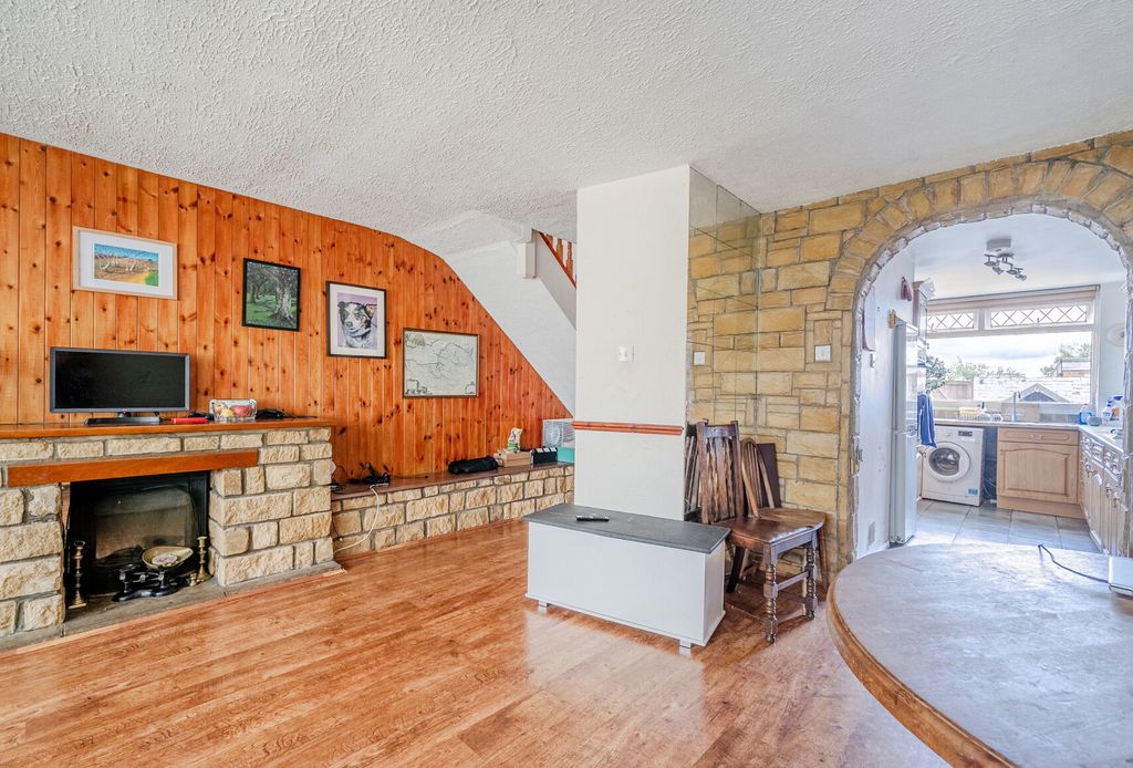 Property photo 3 of 17 1516837-3-1A09049...
