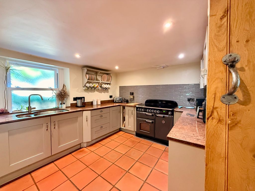 Property photo 3 of 22 Kitchen