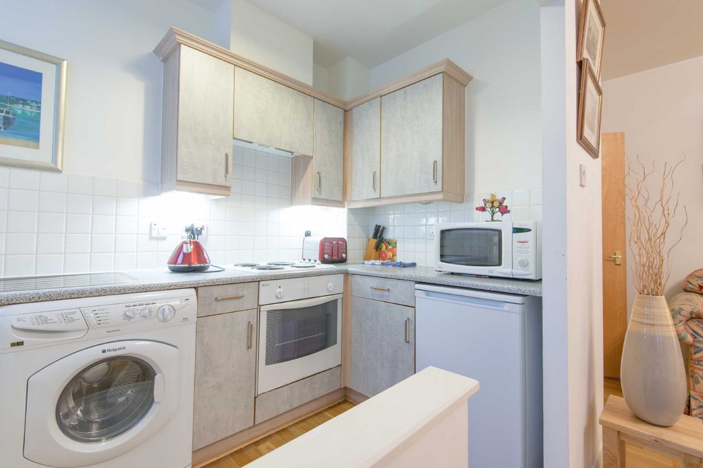 Property photo 3 of 8 Kitchen