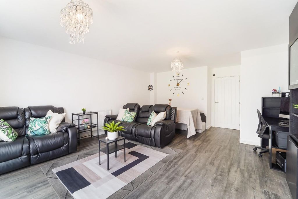 Property photo 2 of 14 Scotts Farm Road