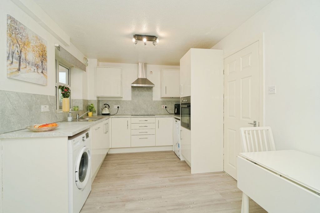 Property photo 3 of 10 Kitchen