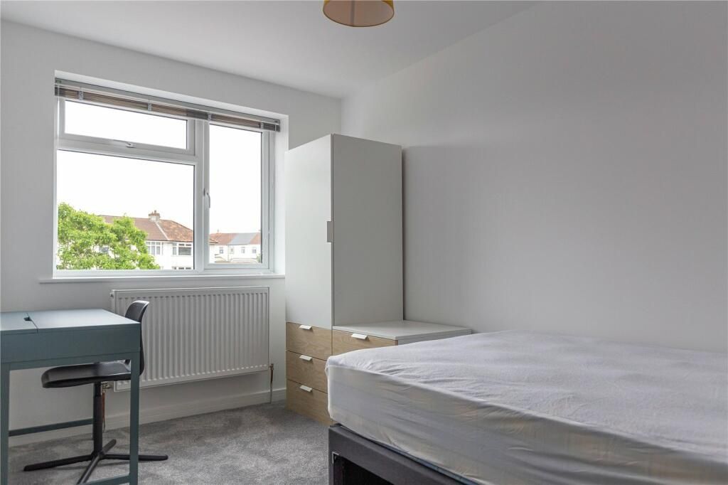 Property photo 2 of 15 A Clean And Simple Single Bedroom Featuring A Larg...