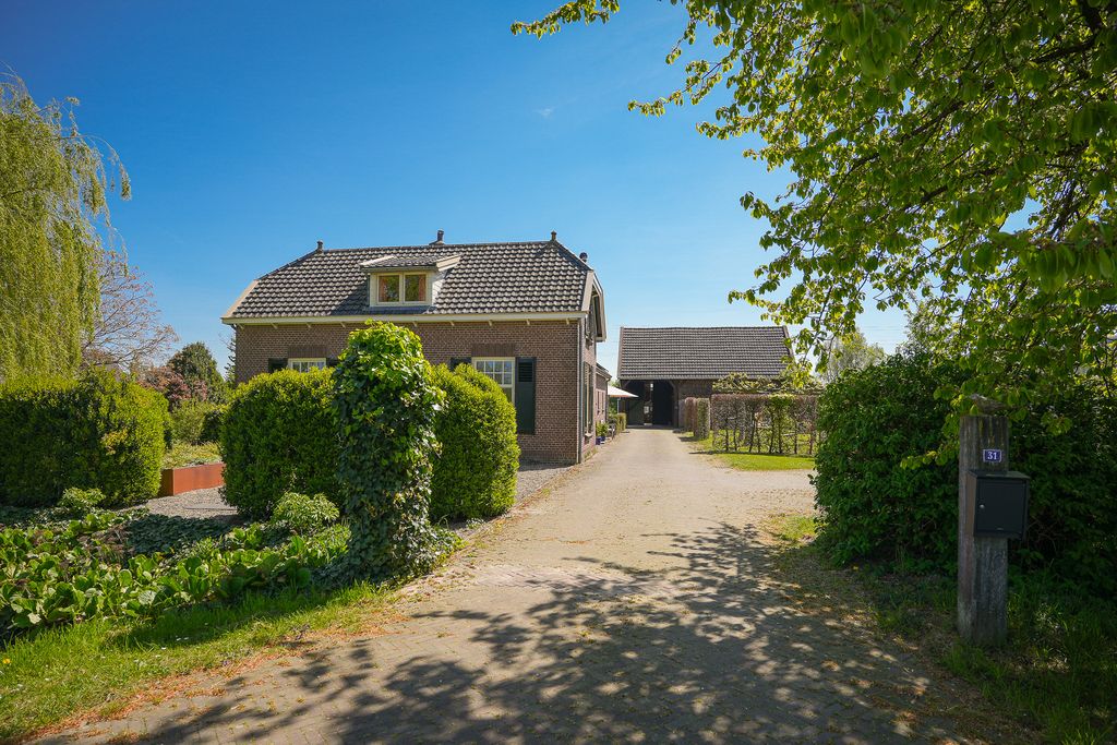 Property photo 2 of 104