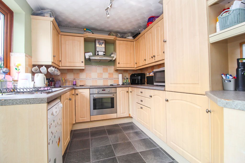 Property photo 3 of 12 Kitchen