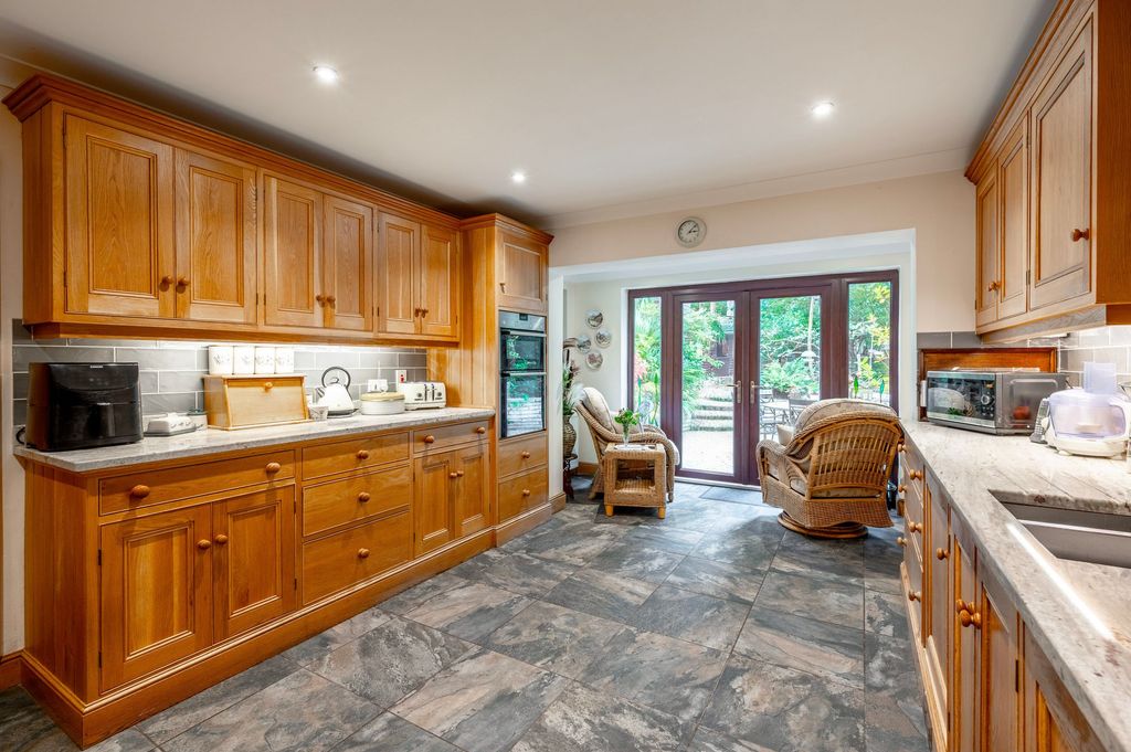 Property photo 3 of 28