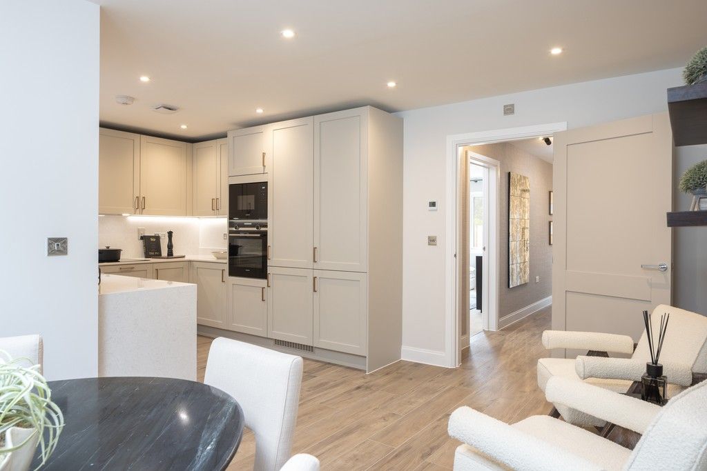 Property photo 2 of 11 Brooklands Grove, Weybridge