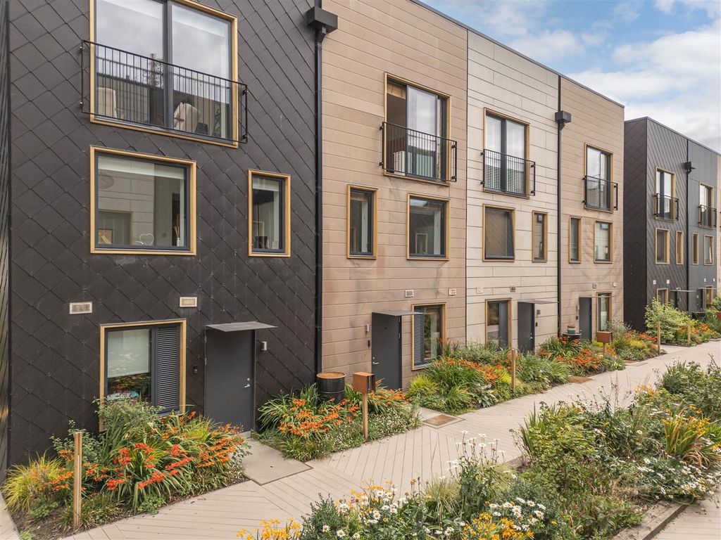 Property photo 1 of 42 16 - 40 Solar Ave Ls9 8Ff.Jpg