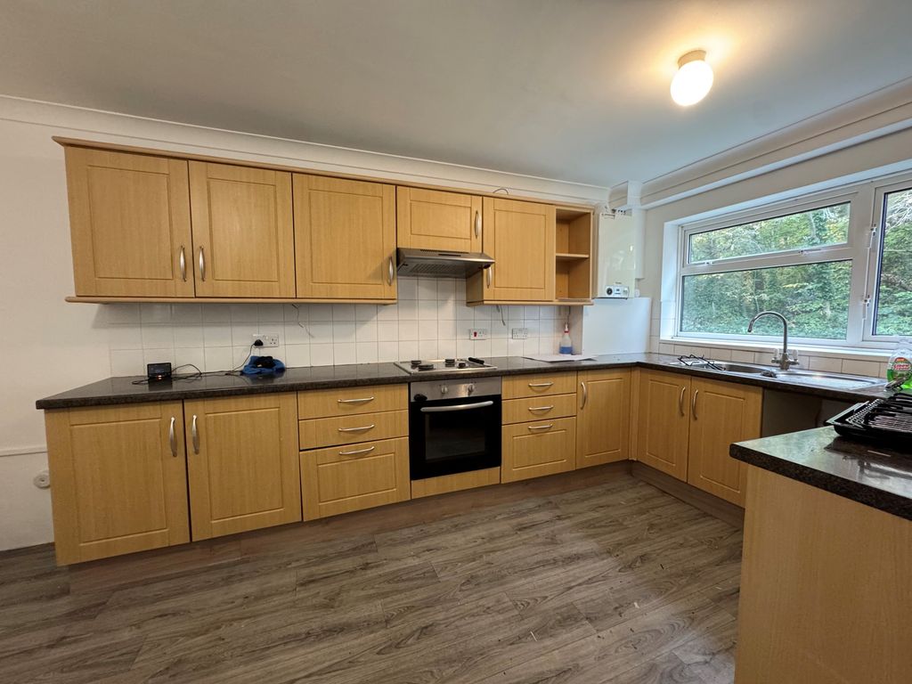 Property photo 3 of 12 Kitchen