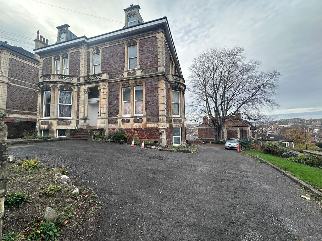 Property photo 1 of 7 Impressive Period House With Ornate Stone Detailin...
