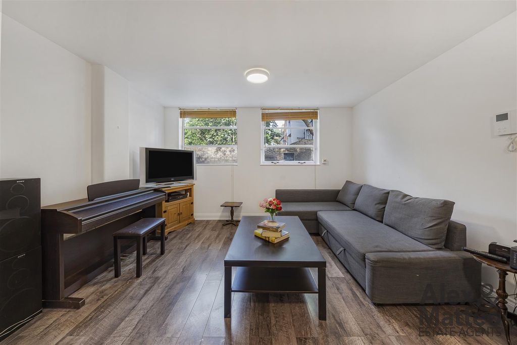 Property photo 1 of 18 Solarium Court