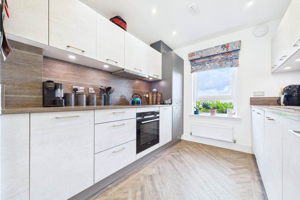 Property photo 2 of 28