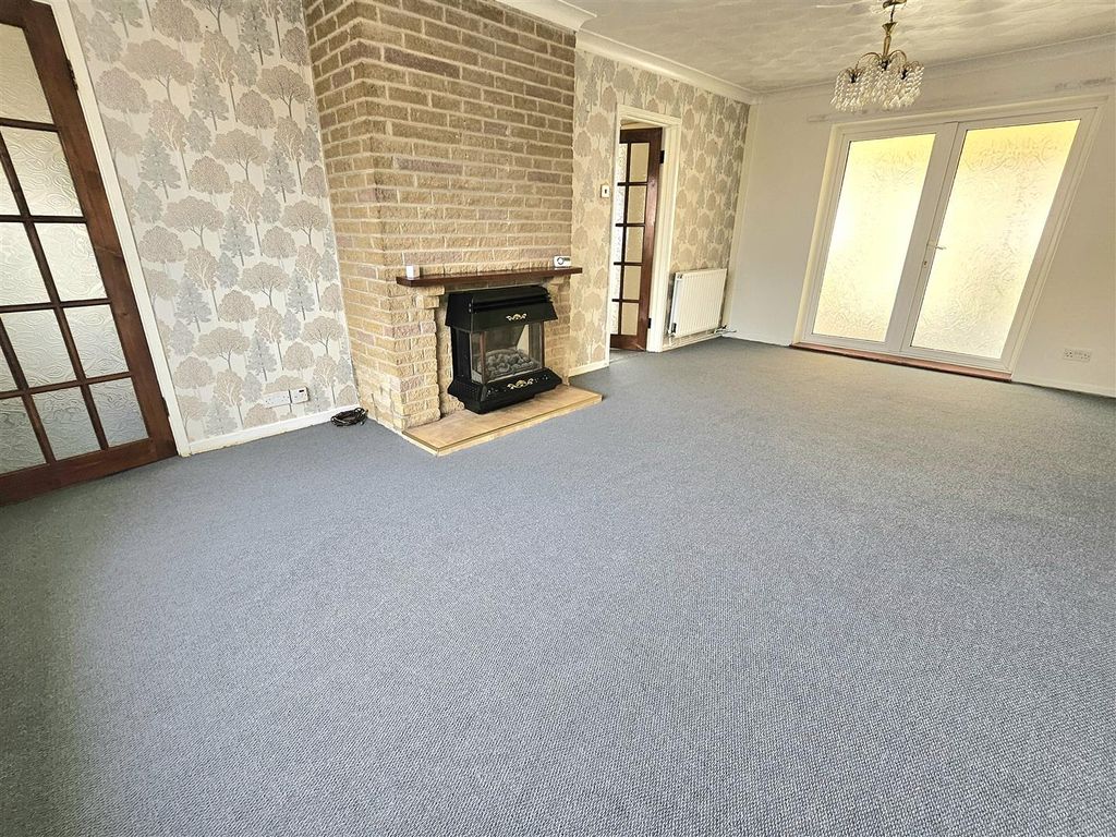 Property photo 2 of 13 Lounge