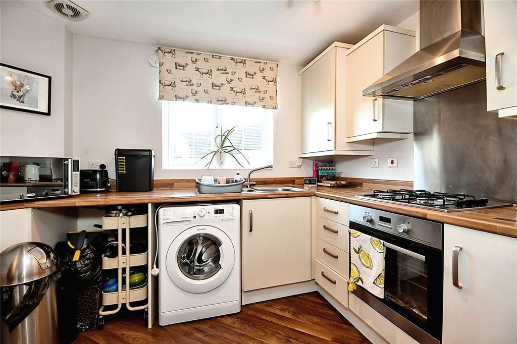 Property photo 3 of 8 Kitchen