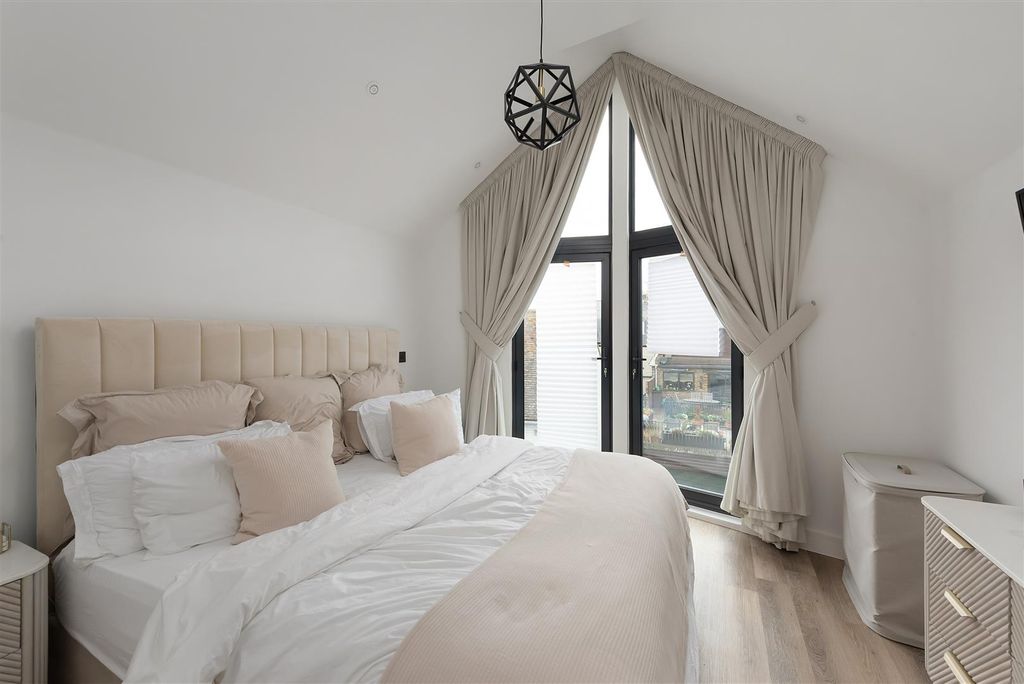 Property photo 2 of 13 Sea Street, Whitstable