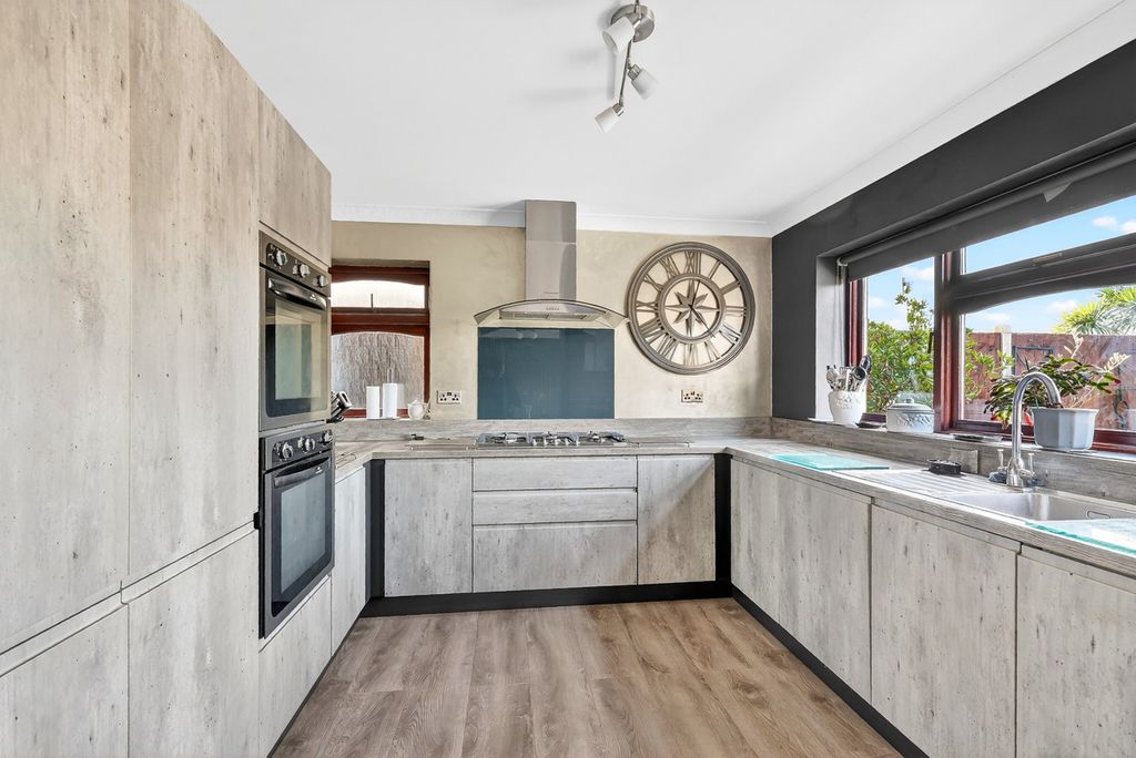 Property photo 2 of 22