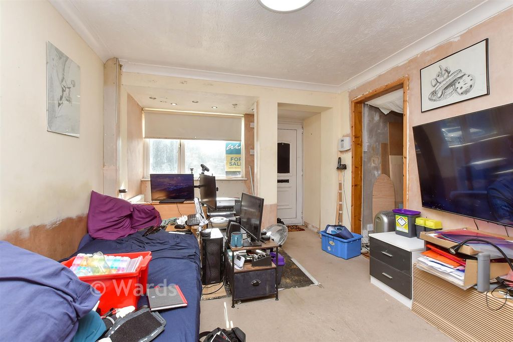 Property photo 3 of 12 Lounge