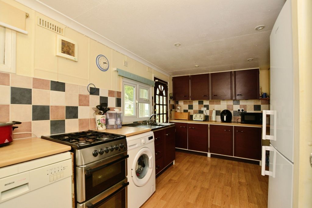 Property photo 2 of 17 Kitchen