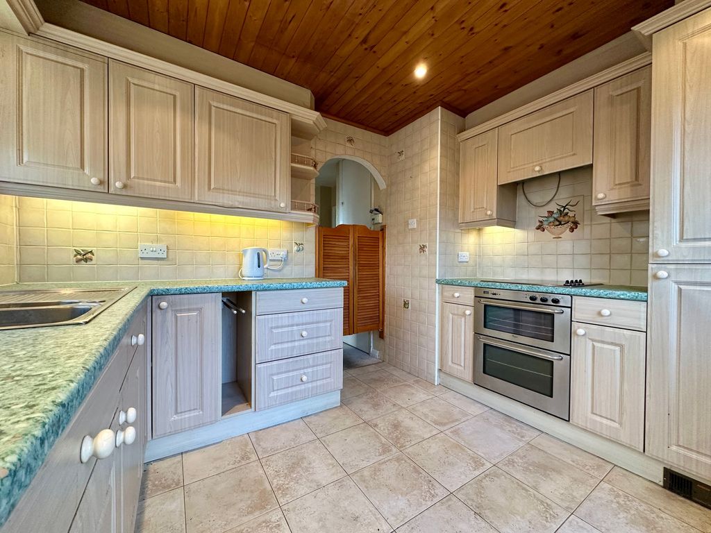 Property photo 2 of 10 Kitchen