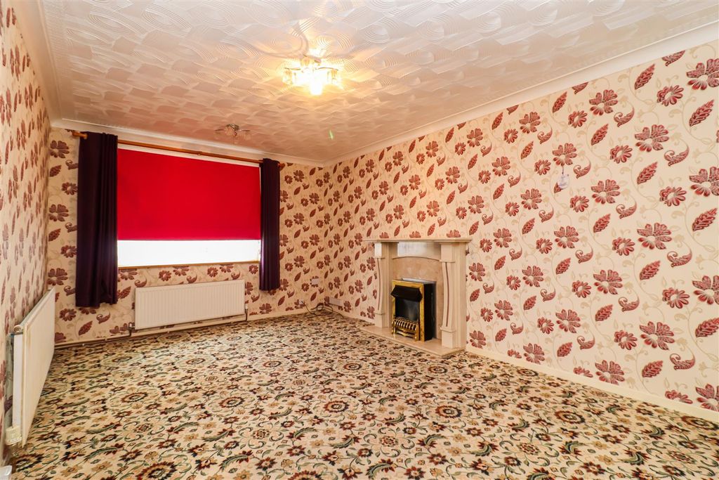 Property photo 3 of 11 Living Room