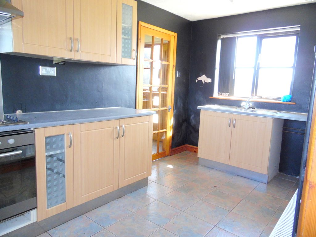 Property photo 3 of 32 Kitchen