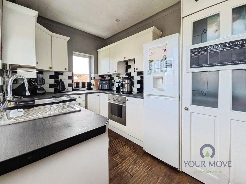 Property photo 3 of 18 Kitchen