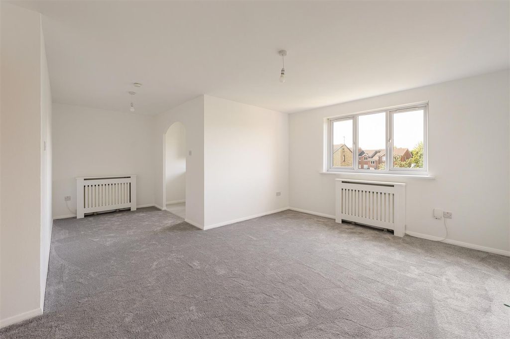 Property photo 2 of 16 Green Pond Close, E17