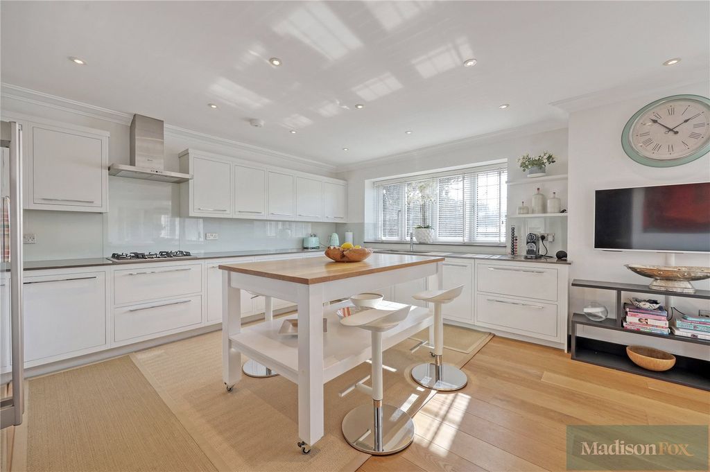 Additional image 18 of 3 bed flat for saleHigh Road, Chigwell, Essex IG7