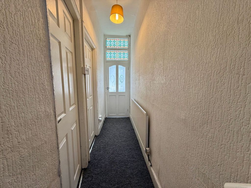 Property photo 3 of 25 Entrance Hallway