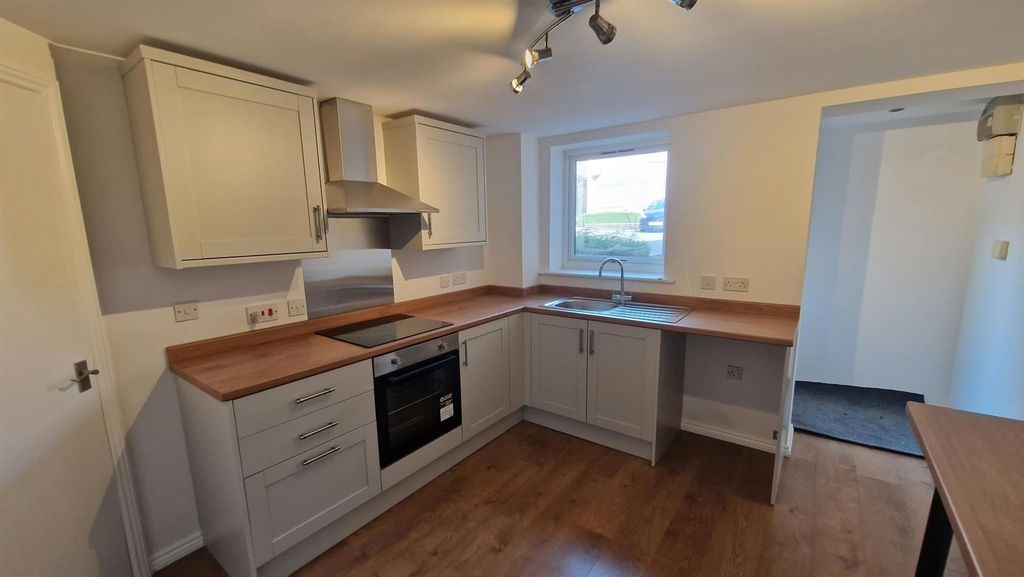 Property photo 2 of 7 Kitchen