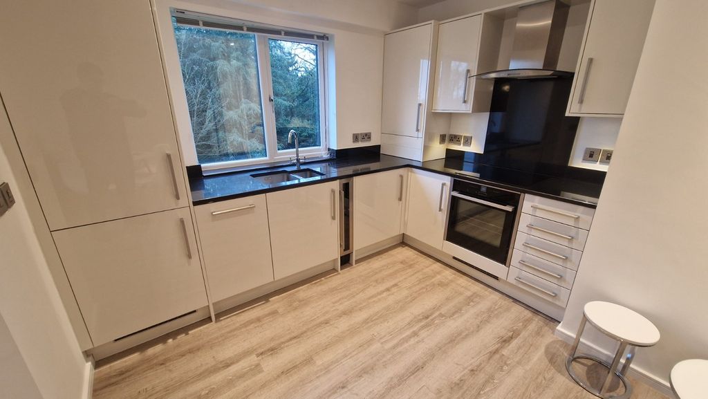 Additional image 4 of 2 bed flat to rentWightwick Court, Wolverhampton, West Midlands WV6