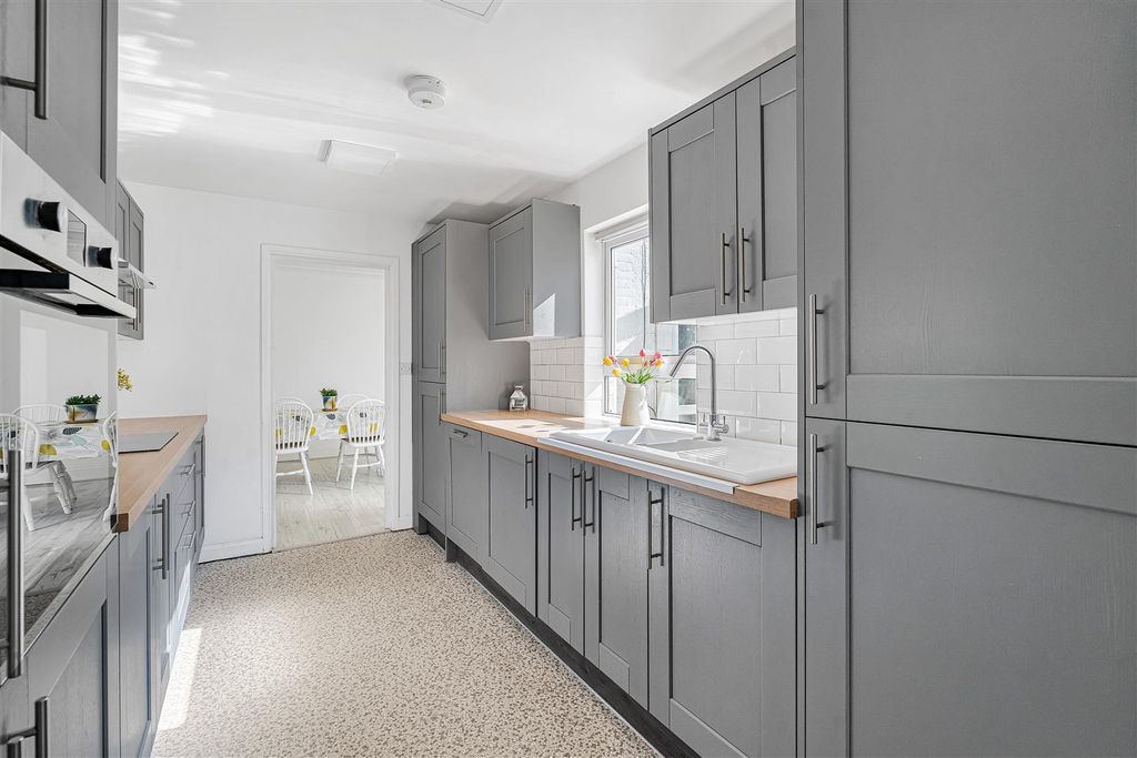 Property photo 3 of 32 Kitchen