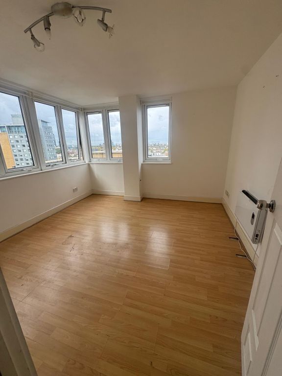 Property photo 1 of 13 A Lovely Two Bedroom Apartment To Let In Tower Hamlets, E1