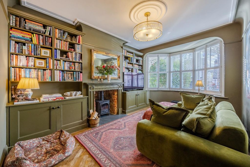 Property photo 2 of 35 Lounge