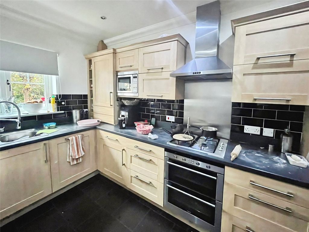 Property photo 3 of 7 Kitchen