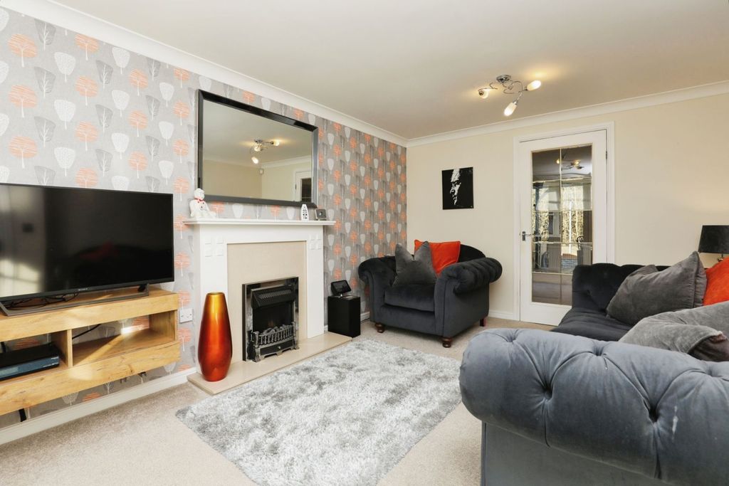 Property photo 3 of 19 Lounge