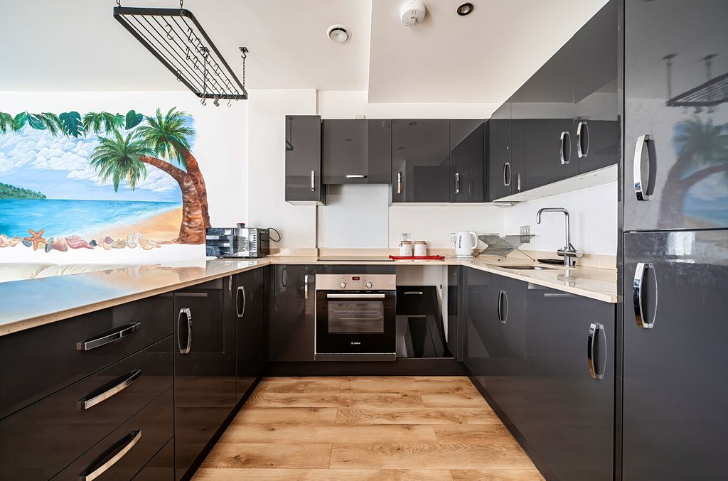 Property photo 2 of 12 1396989-3-695E698...