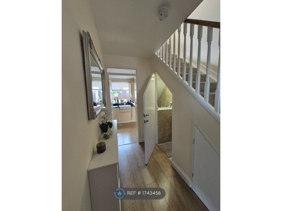 Property photo 3 of 23 Corridor