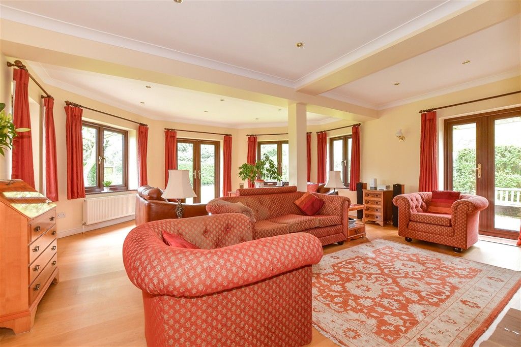 Property photo 3 of 16 Lounge