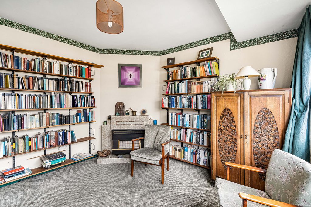 Property photo 2 of 27