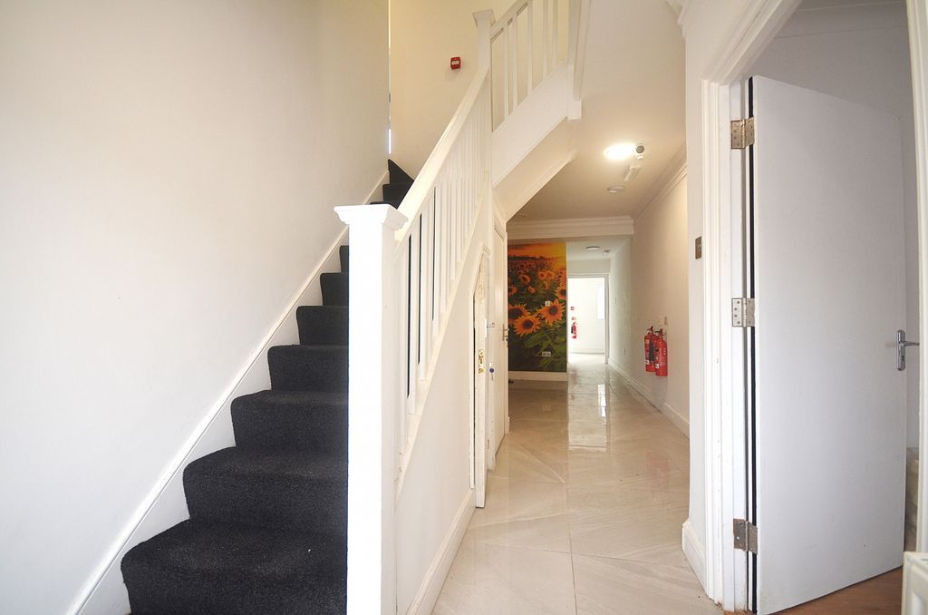 Property photo 1 of 17 Nine Bedroom End Terrace House To Rent