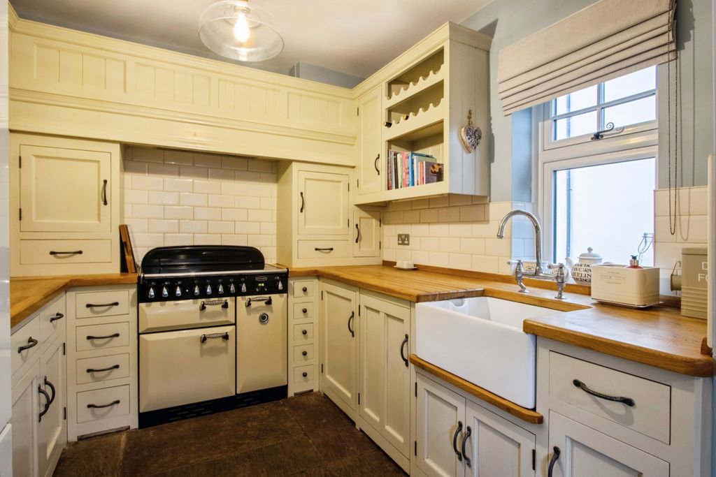 Property photo 3 of 18 Kitchen