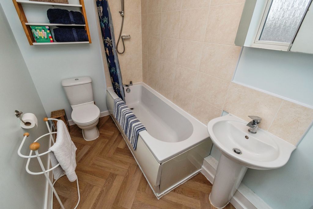 Property photo 2 of 15 Bathroom
